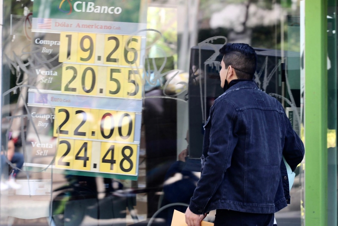 El billete verde cotiza en los 20 pesos con 36 centavos, según datos del Banco de México. La imagen, ayer en un banco en la Ciudad de México. Foto Roberto García Ortiz