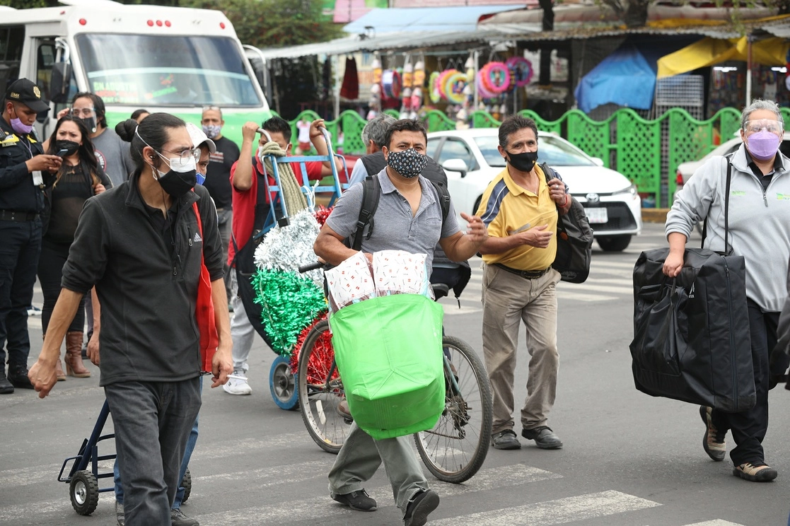 Consumidores en torno al Mercado Sonora de la Ciudad de México, el 11 de septiembre de 2021. Foto María Luisa Severiano