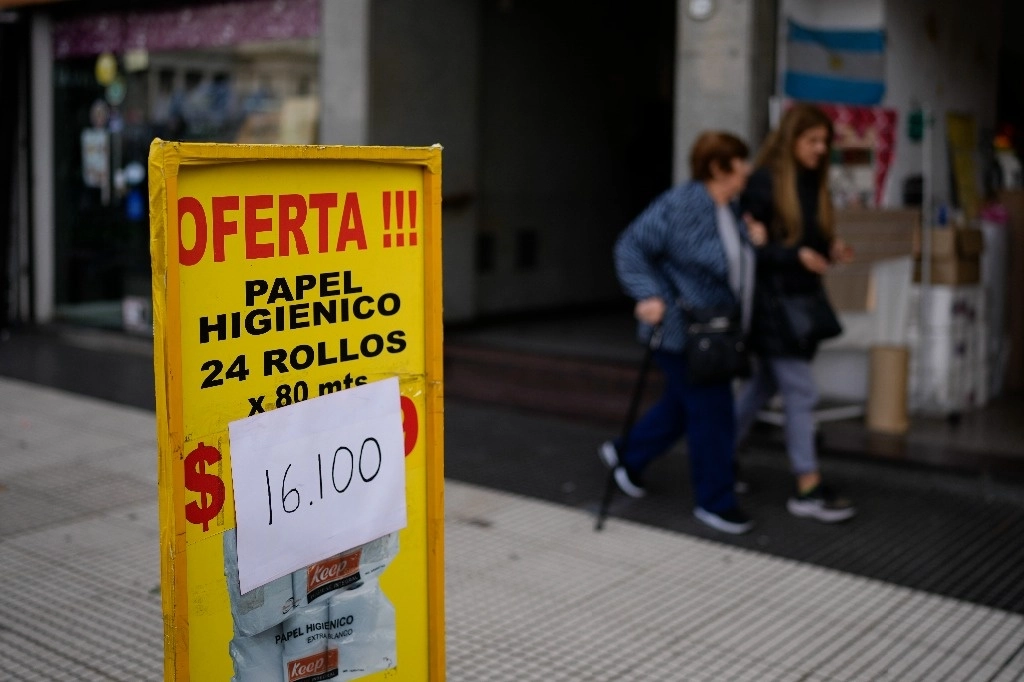 Un cartel con un nuevo precio sobrepuesto anuncia papel higiénico en una acera en Buenos Aires, Argentina, el miércoles 11 de septiembre de 2024. Foto Ap