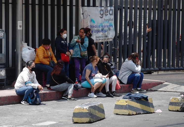 Personas esperan información de sus familiares afuera del Hospital General Dr. Manuel Gea González, en CDMX. Foto Cristina Rodríguez
 