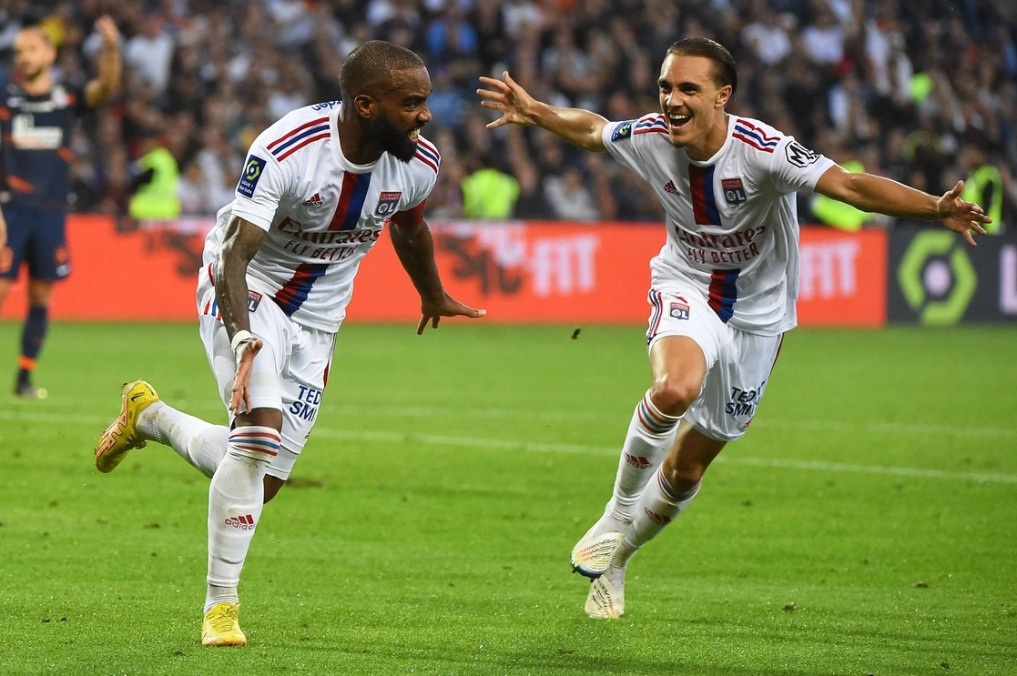 Alexandre Lacazzette (izquierda), capitán del Lyon anotó el 2-0 definitivo ante Montpellier al minuto 90 de partido. Foto Afp