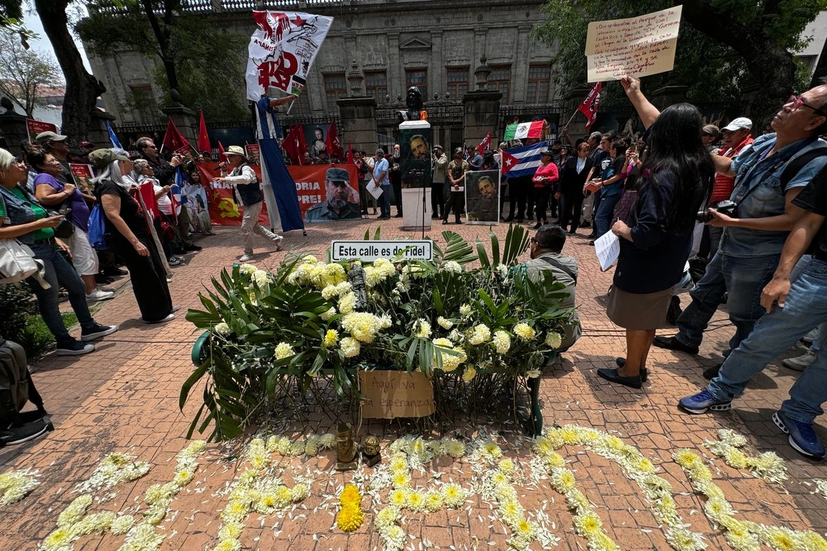 El Movimiento Mexicano de Solidaridad con Cuba realizó un mitin en rechazo al retiro del monumento "Encuentro" del Jardín Tabacalera. Foto 