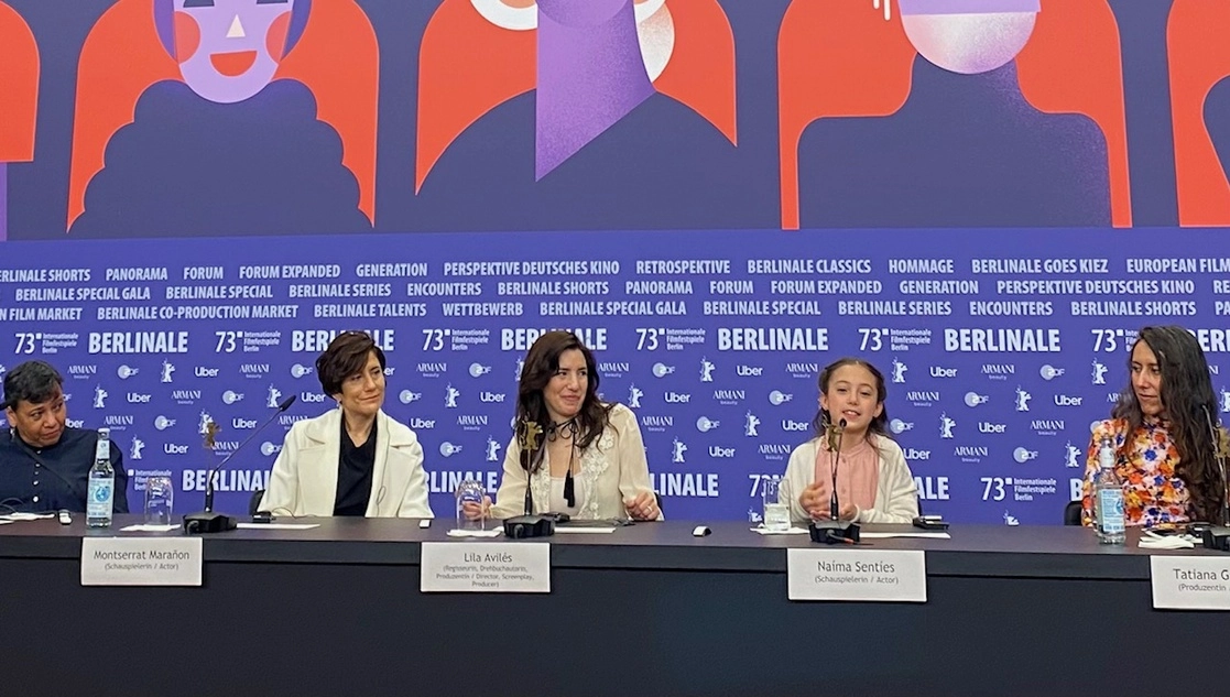 El equipo de ‘Tótem’, la película mexicana que compite por el Oso de Oro en la Berlinale. Al centro, Lila Avilés flanqueada por la pequeña Naima Senties y Montserrat Marañón. Foto Alia Lira Hartmann