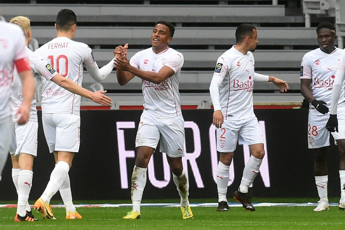 Moussa Kone del Nimes celebra con sus compañeros el gol que anotó al Lille al minuto 12 de juego. Foto Afp
