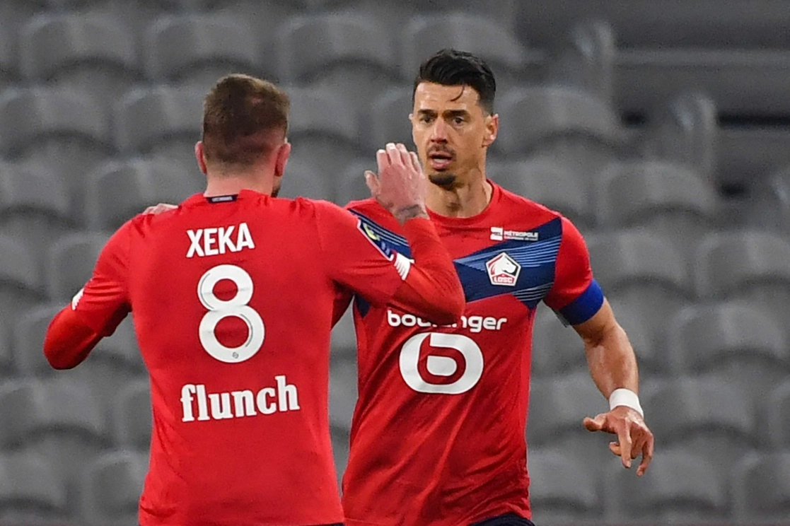 José Fonte, del Lille logró al minuto 86 la anotación del empate ante Estrasburgo, en la fecha 27 del torneo francés. Foto Afp