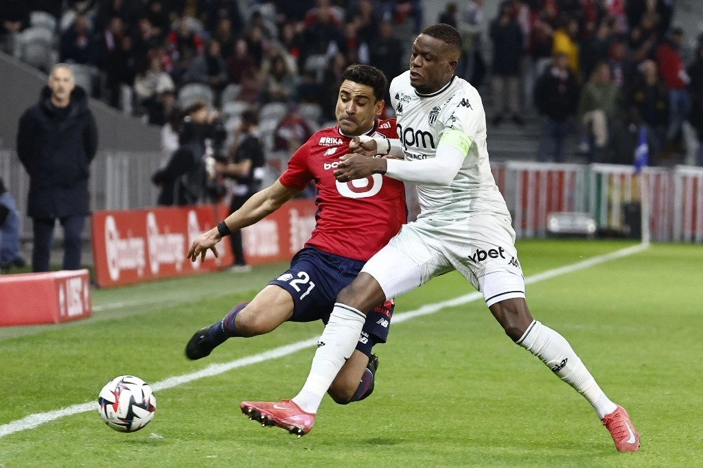 Benjamin Andre  (izquierda) del Lille disputa el esférico a Denis Zakaria del Mónaco, en duelo de la fecha 23 de la Ligue 1. Foto Afp  