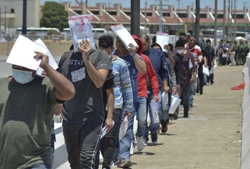 Alrededor de 2 millones de trabajadores se encuentran en la incertidumbre por su estabilidad en el empleo, señalan expertos. Foto Ap /Archivo