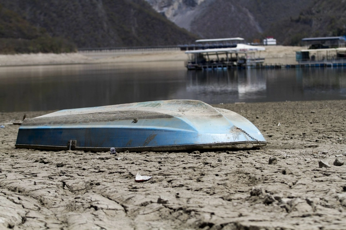 Los paseos en bote en la presa de la Boca, municipio de Santiago, Nuevo León, han sido afectados por los bajos niveles que registra. La imagen, del pasado 22 de marzo. Foto Cuartoscuro