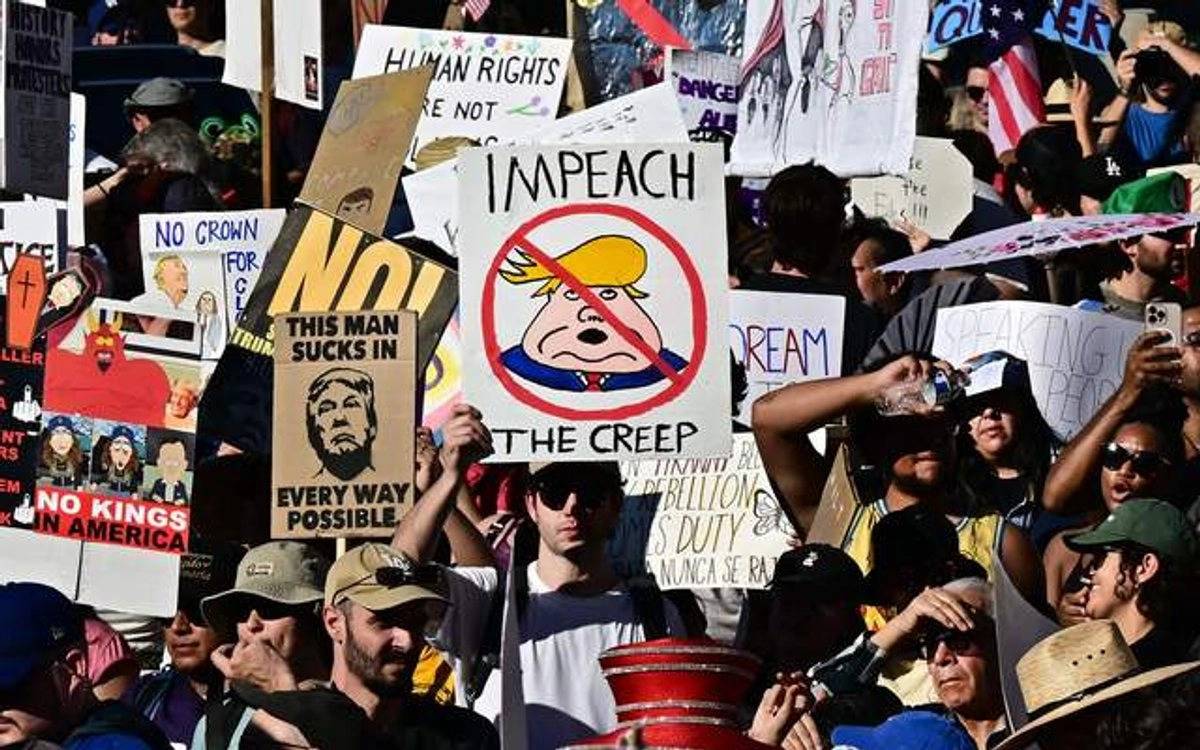 Manifestantes durante la jornada nacional de protestas "No Kings" en Los Ángeles, California, el pasado 18 de octubre de 2025. Foto 


