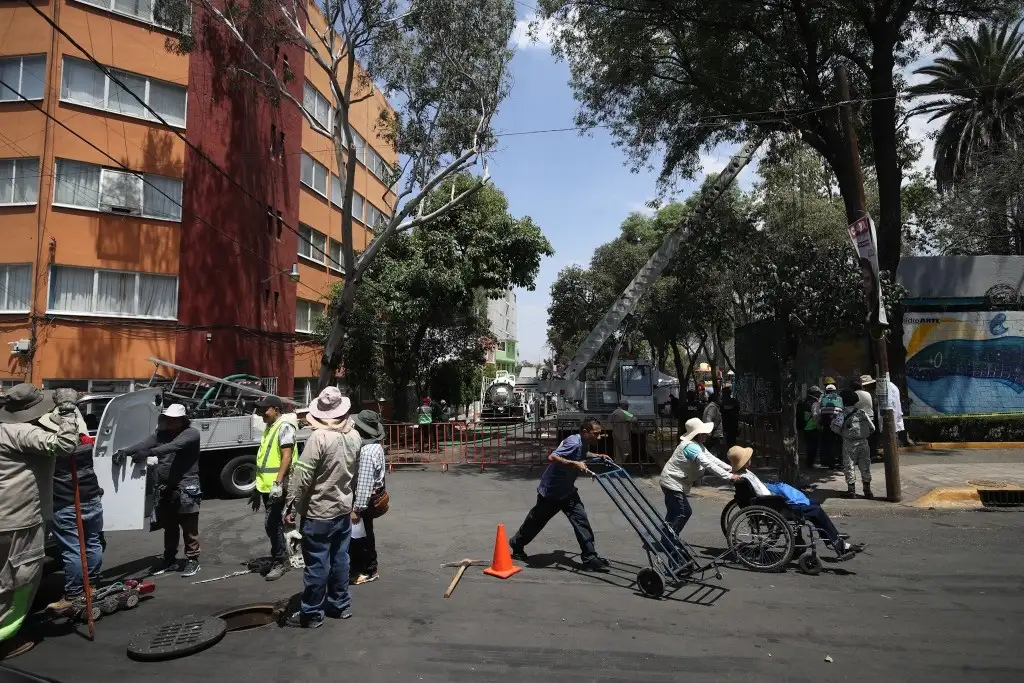 El Gobierno de la Ciudad de México realiza la depuración del espacio, ubicado en la alcaldía Álvaro Obregón, donde se presume que se originó la contaminación de agua que recibían una decena de colonias en la Benito Juárez. Hasta ahora no se ha identificado cómo se impregnó de otras sustancias. Dos industrias, cuya actividad podría estar vinculada a las afectaciones, fueron cerradas. Colonos mantuvieron el bloqueo en Insurgentes y Xola en demanda de que sean recibidos por el director de Sacmex, Rafael CarmonaFoto Yazmín Ortega Cortés
