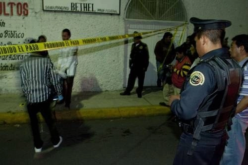 Peritos de la procuraduría de justicia capitalina en la colonia El Rosario, en Iztapalapa, para levantar el cadáver de un presunto ladrón linchado en 2010. Foto Víctor Camacho