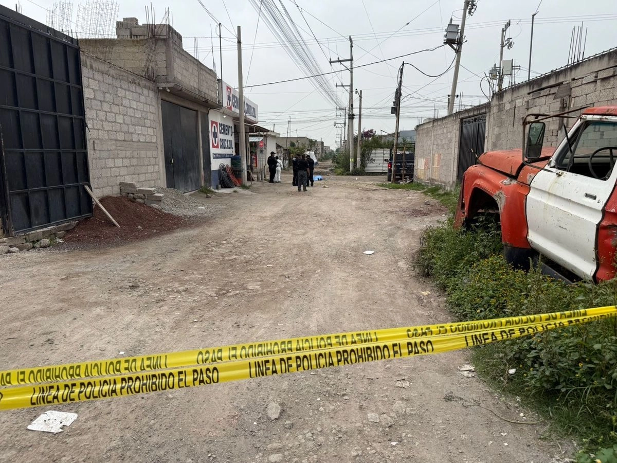 Al lugar acudió personal de la Fiscalía General de Justicia del Estado de México (FGJEM) a realizar el levantamiento del cuerpo e iniciar con las investigaciones correspondientes. Foto 