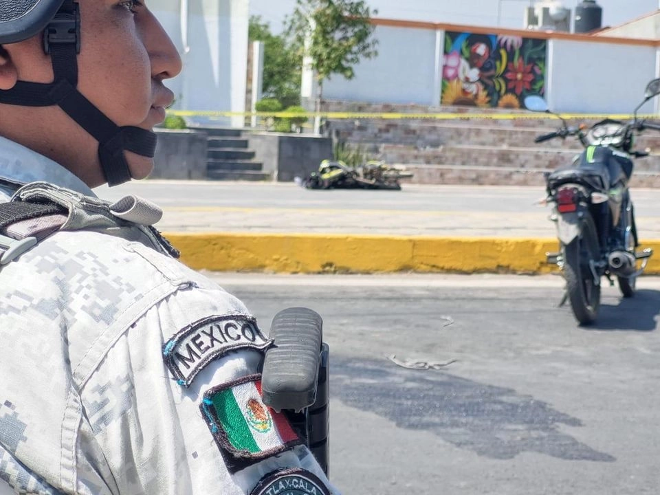 El sujeto fue localizado por los habitantes de Xochitecatitla, quienes lo retuvieron y comenzaron a golpearlo hasta que falleció debido las agresiones de las que fue objeto.