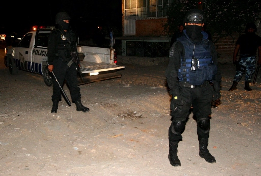 Durante la madrugada, policías municipales y estatales llegaron al lugar y lo cercaron, pero finalmente los supuestos ladrones fallecieron y una mujer resultó lesionada. Foto Cuartoscuro / Archivo