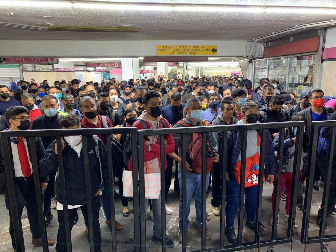 Usuarios en la estación del Metro Balderas, de la Línea 1 del Metro. El servicio en esta ruta hasta Observatorio se ofrece de manera normal, el 11 de julio de 2022. Foto Alfredo Domínguez 