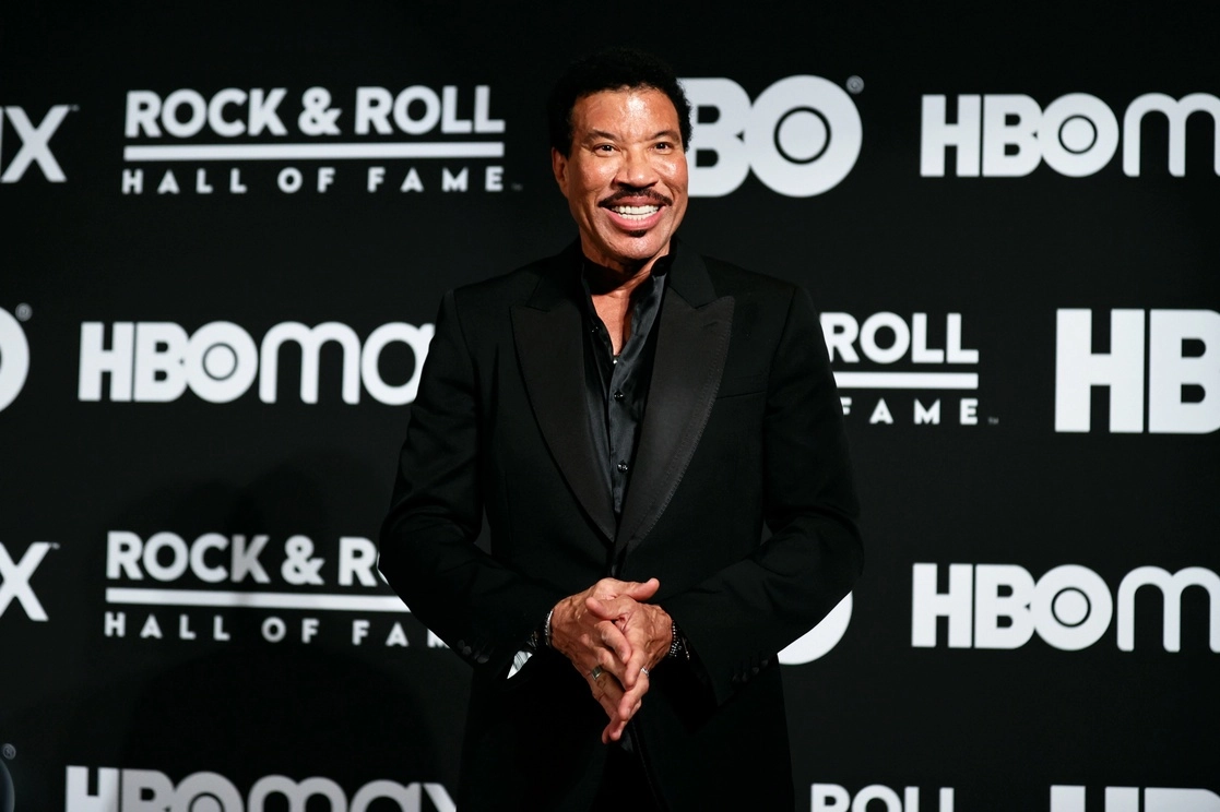 Lionel Richie posa en una sala de prensa durante la ceremonia de incorporación al Salón de la Fama del Rock And Roll, en Cleveland, Estados Unidos, el 30 de octubre de 2021. Foto Ap