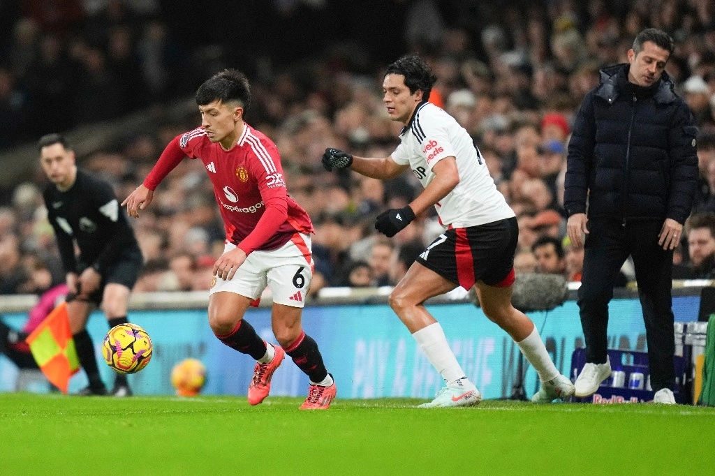 Cuando parecía que el encuentro iba a finalizar sin anotaciones, el defensor argentino Lisandro Martínez, realizó un potente disparo que venció al guardameta Bernd Leno. Foto Ap