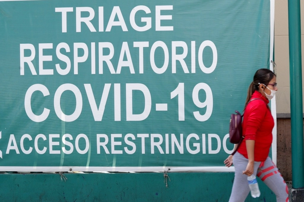 Ante el incremento de casos, clínicas públicas y privadas de la capital de Chihuahua abrieron ayer listas de espera para pacientes de Covid-19 que requieren hospitalización. En la imagen, el Centro Médico Nacional Siglo XXI en la Ciudad de México. Foto Roberto García Ortiz / Archivo