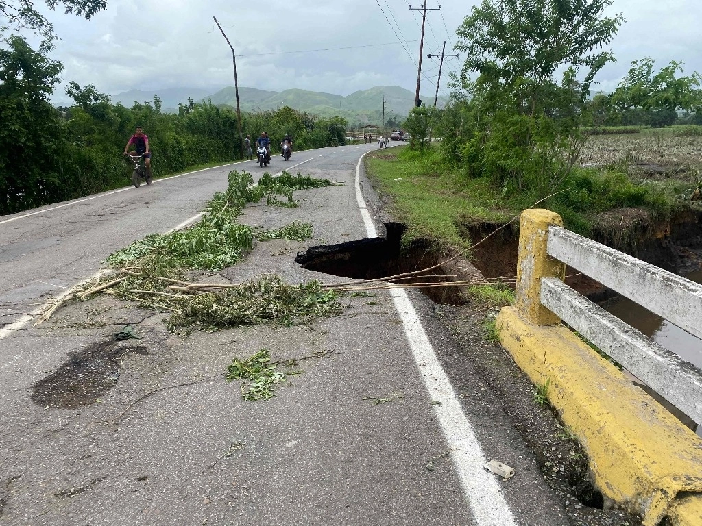 Vista de una carretera dañada luego de que un río se desbordara debido a las fuertes lluvias tras el paso del huracán 'Beryl' en Cumanacoa, estado Sucre, Venezuela, tomada el 3 de julio de 2024. Foto afp