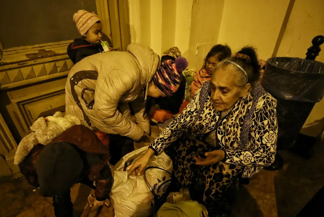 Una familia albanesa, que salió de Ucrania, espera apoyo al igual que el resto de refugiados, sin recibir respuesta de autoridades y voluntarios, en la estación de trenes del centro de Budapest, Hungría, el 18 de marzo pasado. Foto Marco Peláez