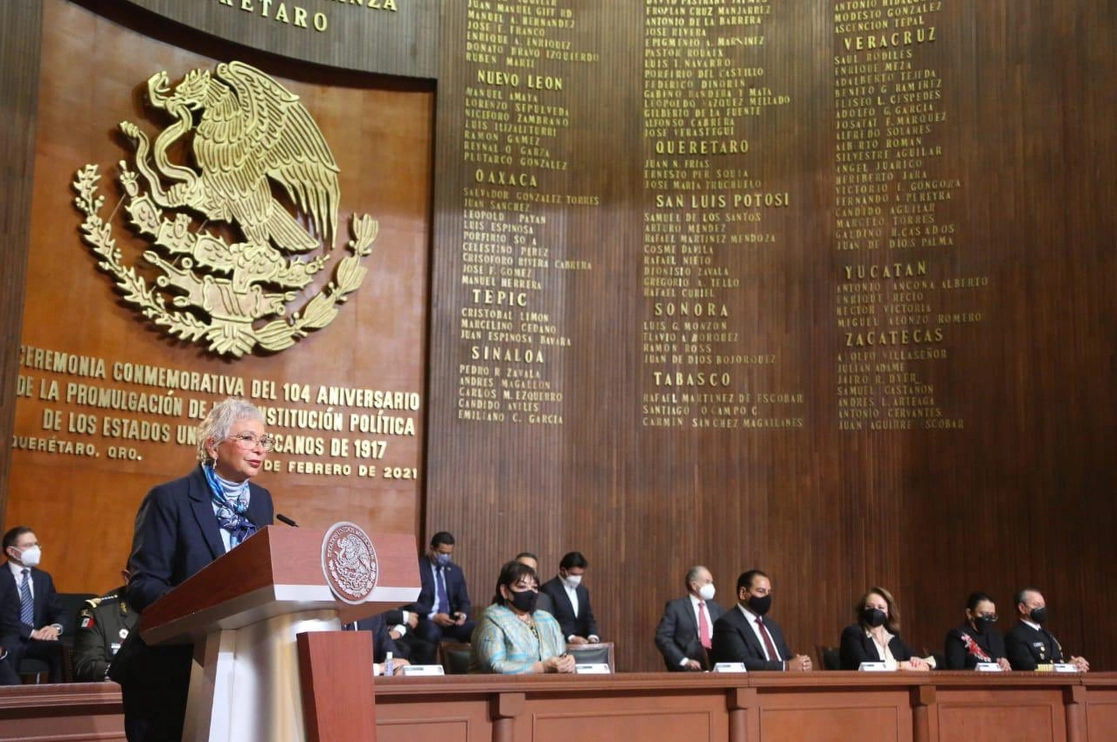 La secretaria de Gobernación presidió los festejos en el Teatro de la República, en la capital de Querétaro, en representación de López Obrador. Foto Presidencia