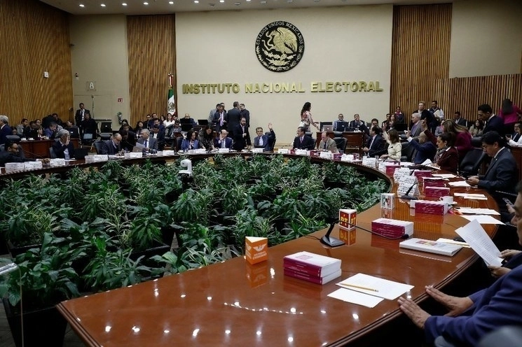 Sala de sesiones del Consejo General del INE. Foto Cristina Rodríguez / Archivo