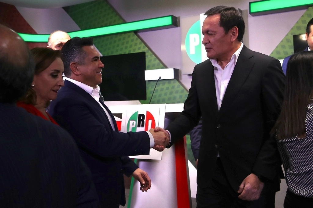 El presidente nacional del PRI, Alejandro Moreno (izquierda) y Miguel Ángel Osorio Chong, en imagen de febrero pasado. Foto Yazmín Ortega Cortés