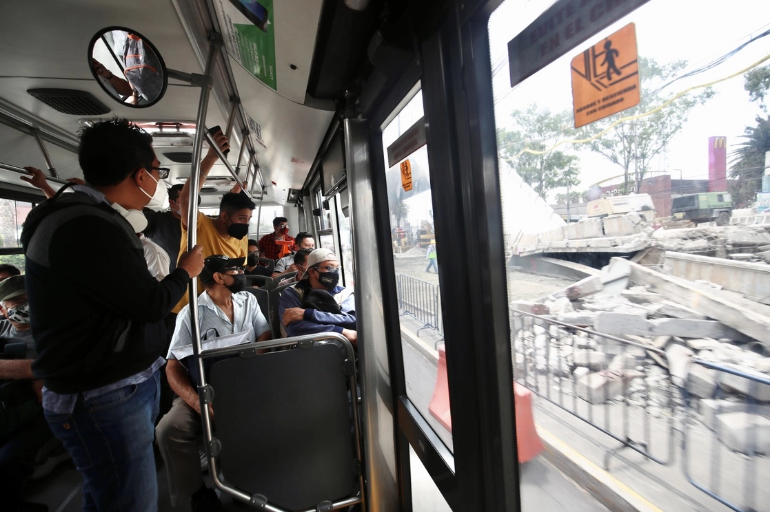 Al pasar por la zona cero, se hace un silencio y las miradas de los pasajeros se centran en los restos, el 27 de mayo de 2021. Foto Luis Castillo