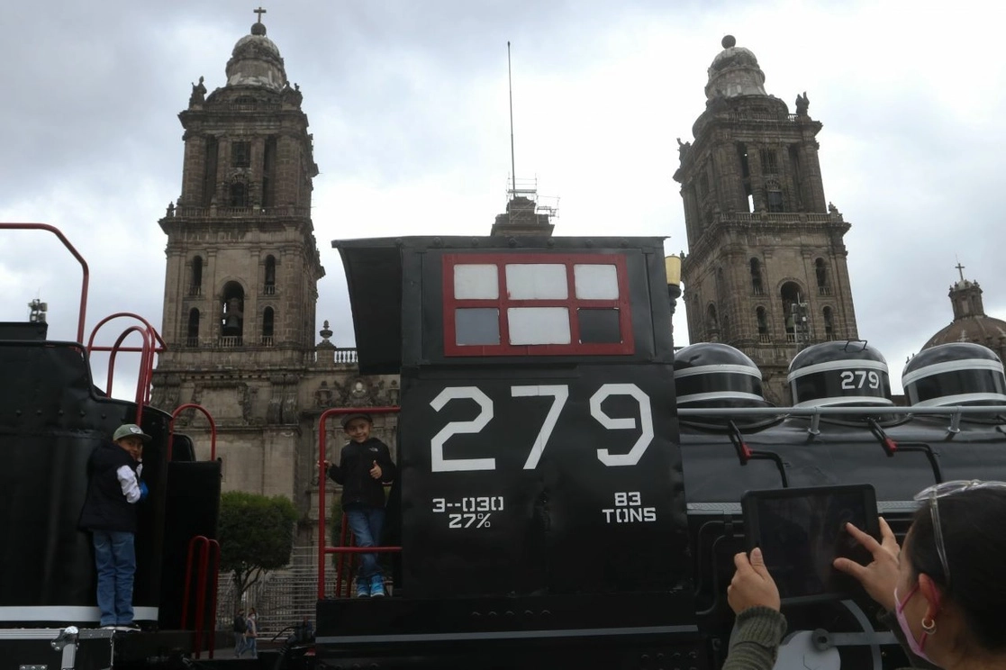Familias acudieron a tomarse fotografías en la locomotora instalada en la plancha del Zócalo previo a la conmemoración de la Revolución Mexicana. Foto Cuartoscuro