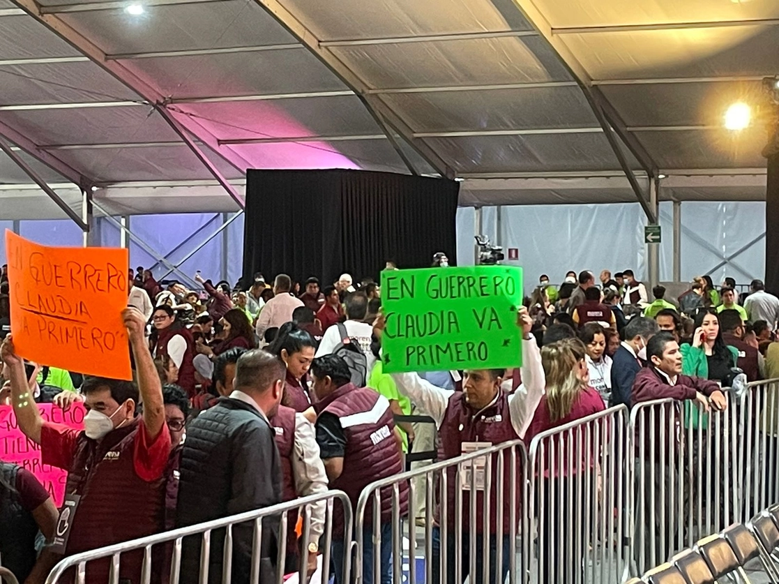 Desde temprano, en el congreso nacional ordinario de Morena, empezaron las muestras de apoyo a los aspirantes presidenciales. Foto Fabiola Martínez