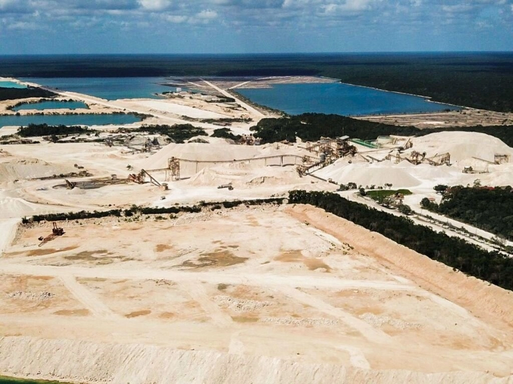Vista aérea de los terrenos de la mina Calica, en Playa del Carmen, Quintana Roo, filial de la estadunidense Vulcan Materials. Foto Cuartoscuro / Archivo 