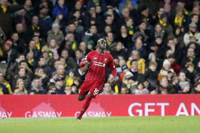 Sadio Mané, del Liverpool celebra su anotación ante el Norwich, en el juego de la fecha 26 de la Premier League. Foto Ap