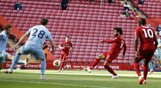 Mohamed Salah tira a portería en el campo del estadio Anfield, casa del Liverpool, durante su encuentro ante Burnley. Foto Ap