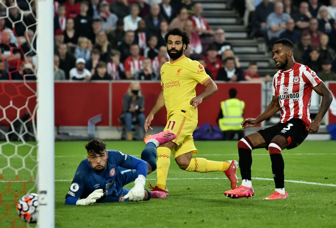 Mohamed Salah anota en el duelo ante Brentford de la fecha seis de la Liga Premier. Foto Ap 
