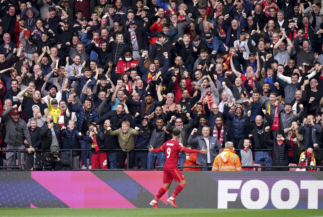 Roberto Firmino del Liverpool marcó tres goles y dio una asistencia en el duelo ante Watford que culminó con abultado marcador de 5-0. Foto Ap