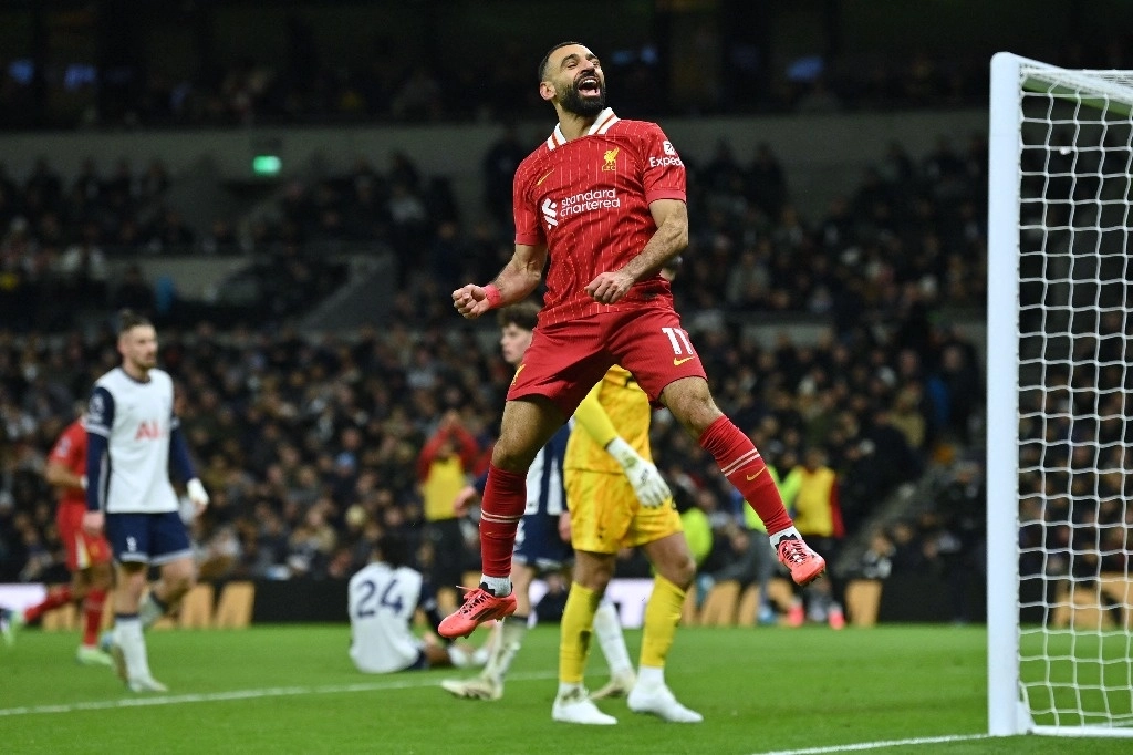 El delantero egipcio #11 del Liverpool, Mohamed Salah, celebra después de anotar su quinto gol durante el partido de fútbol de la Premier League inglesa entre el Tottenham Hotspur y el Liverpool en el Tottenham Hotspur Stadium en Londres, el 22 de diciembre de 2024. Foto Afp