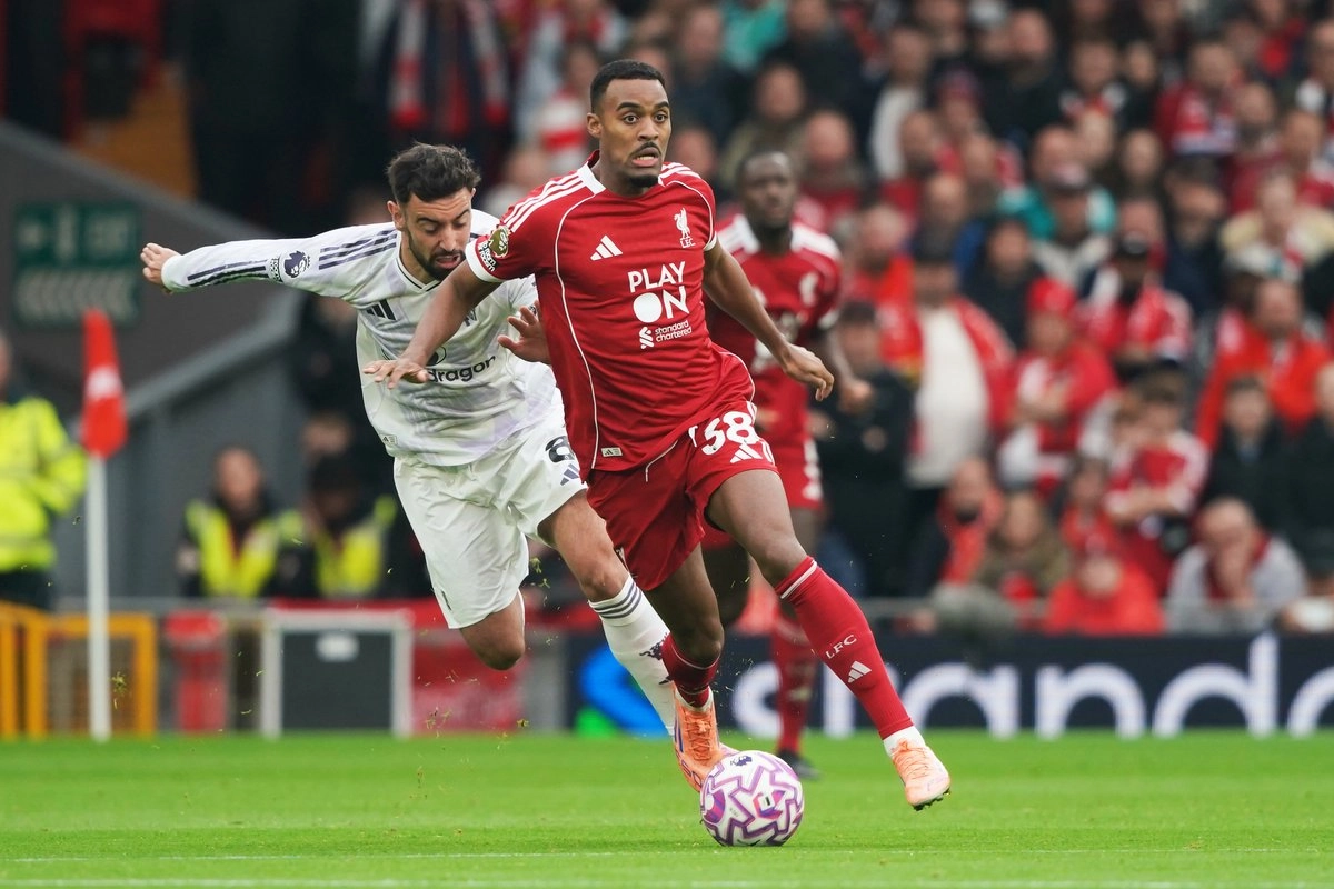 Ryan Gravenberch del Liverpool controla el balón ante la defensa de Bruno Fernandes, del Manchester United, en el estadio Anfield en Liverpool, Inglaterra, el 19 de octubre de 2025. Foto  