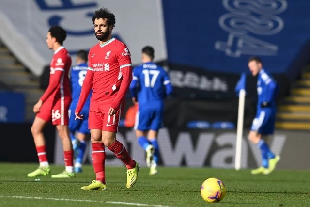 Mohamed Salah puso al frente a los ‘reds’ al minuto 67, pero a partir del minuto 78 Leicester inició la remontada para dejar el 1-3 definitivo. Foto Afp