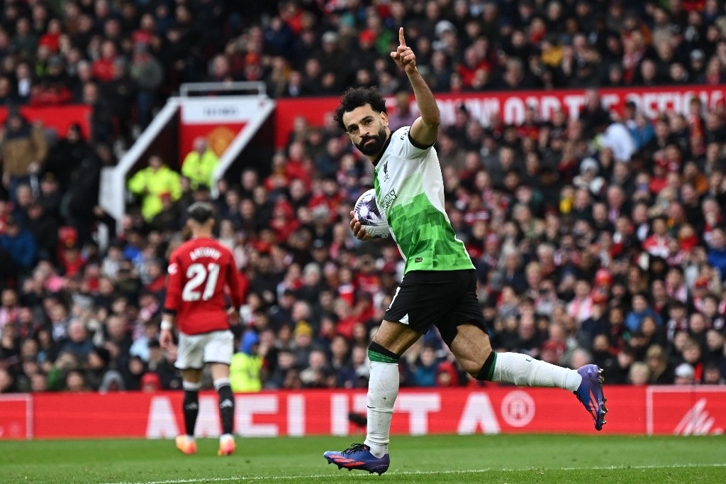 Mohamed Salah anotó de penal el empate a 2-2 ante Manchester United al minuto 84, en el duelo de la fecha 32 de la Liga Premier. Foto Afp
