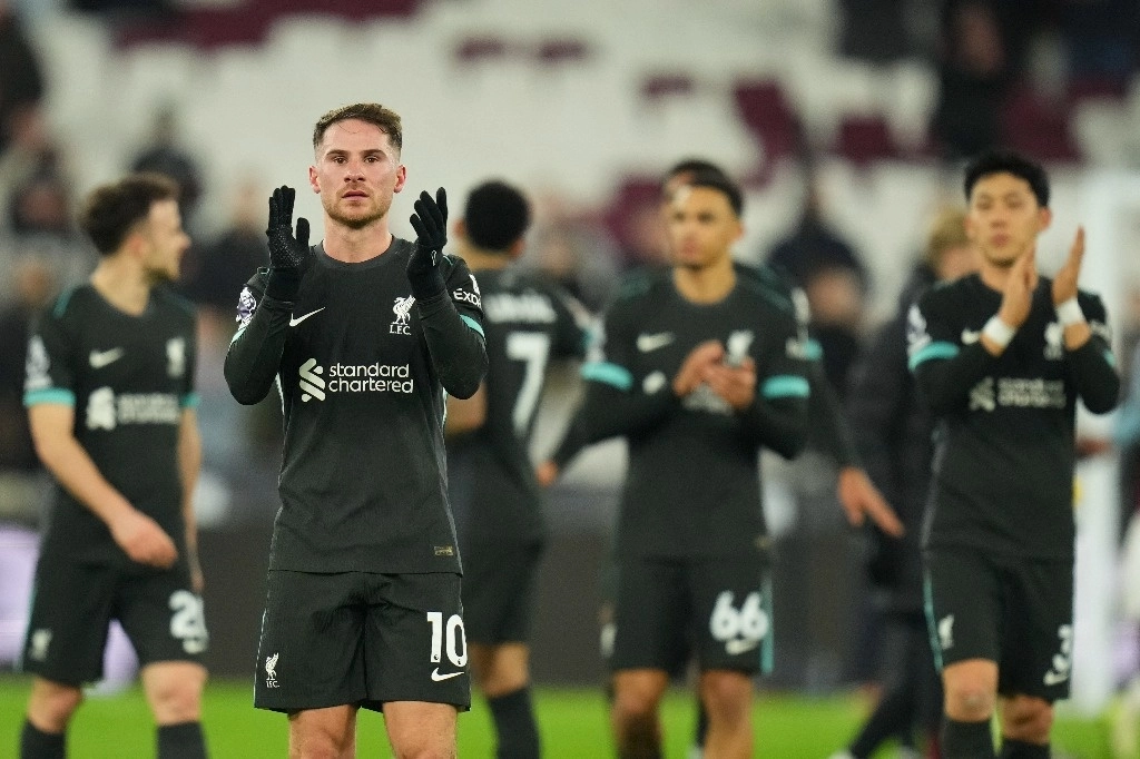 Alexis Mac Allister del Liverpool y sus compañeros celebran después de su victoria en el partido de fútbol de la Liga Premier inglesa contra el West Ham United en el Estadio de Londres en Londres, el 30 de diciembre de 2024. Foto Afp