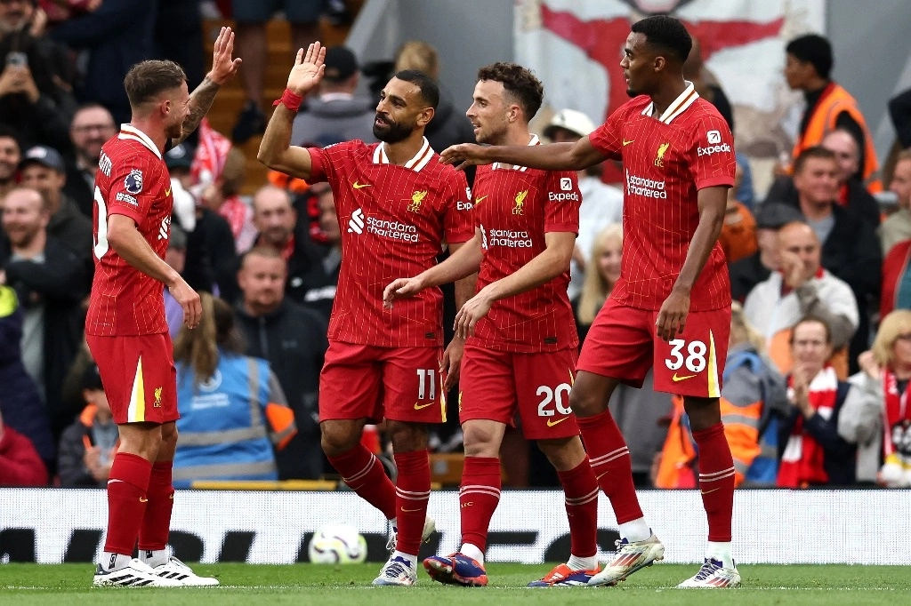 El delantero egipcio #11 del Liverpool, Mohamed Salah (2L), celebra con sus compañeros de equipo después de anotar el segundo gol del equipo durante el partido de fútbol de la Premier League inglesa entre Liverpool y Brentford en Anfield en Liverpool, noroeste de Inglaterra el 25 de agosto de 2024. Foto Afp