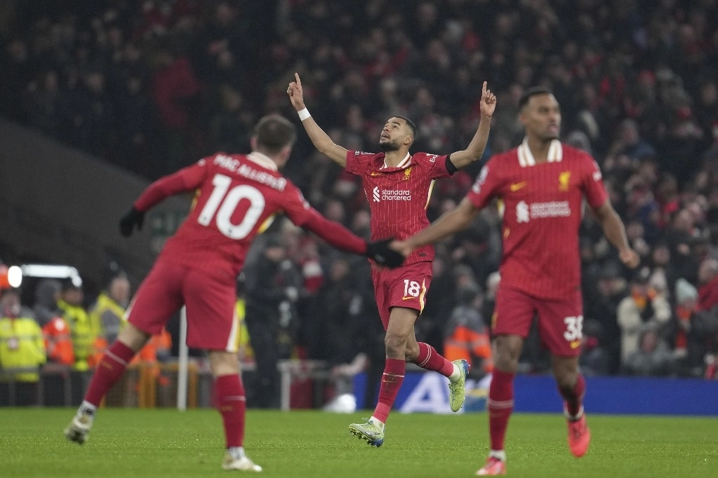 Cody Gapko anotó al minuto 59 el primer gol del Liverpool ante Manchester United en duelo de la fecha 20 de la Liga Premier. Foto Ap