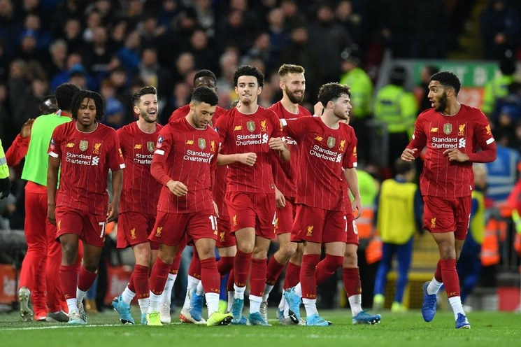 El mediocampista inglés del Liverpool Curtis Jones (centro) celebra con sus compañeros de equipo después de marcar el gol de apertura del partido de fútbol de la tercera ronda de la Copa FA. Foto Afp 