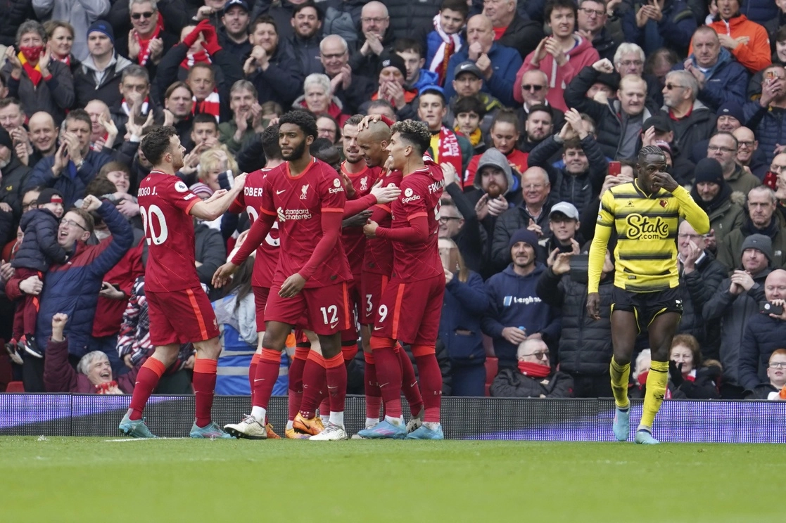 Liverpool derrotó 2-0 a Watford y mantiene presión contra el Manchester City en la cima de la Liga Premier. Foto Ap