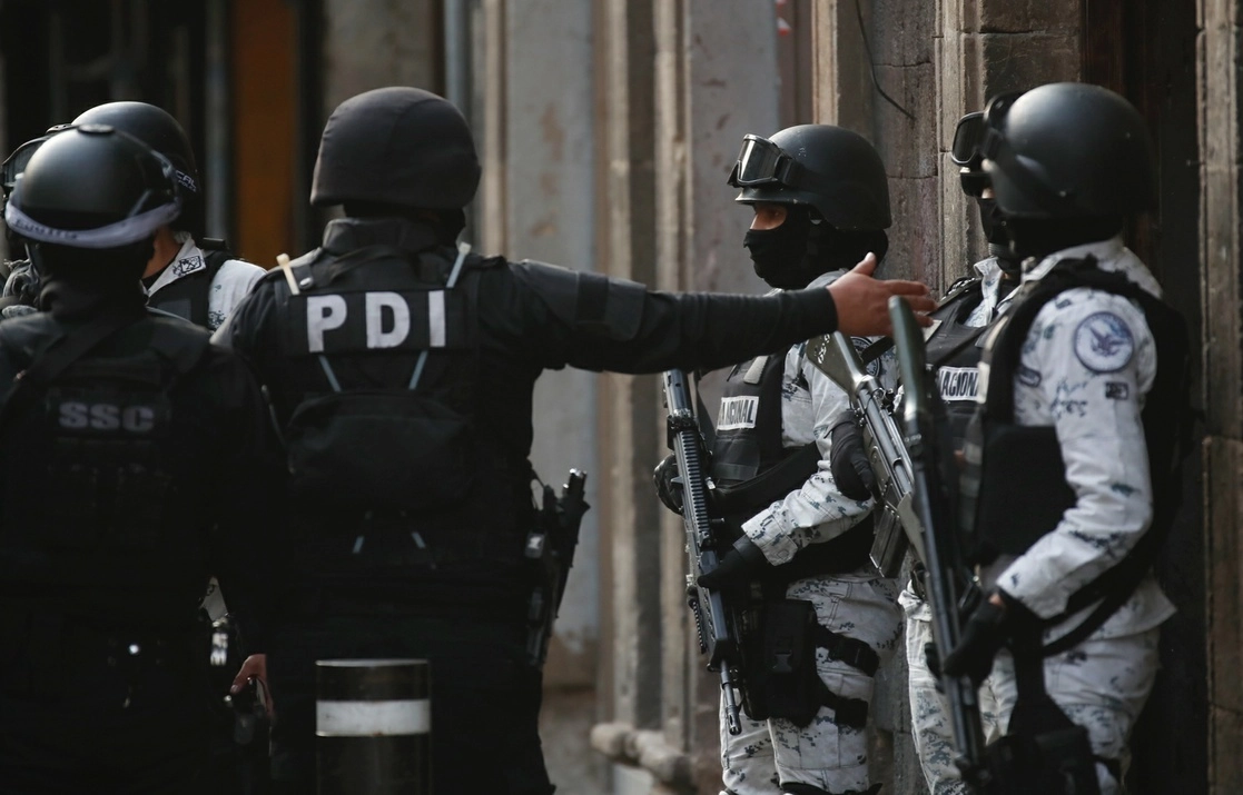 Elementos de la SSC, policías de Investigación y la GN durante un operativo en el Centro Histórico. Foto Víctor Camacho / Archivo