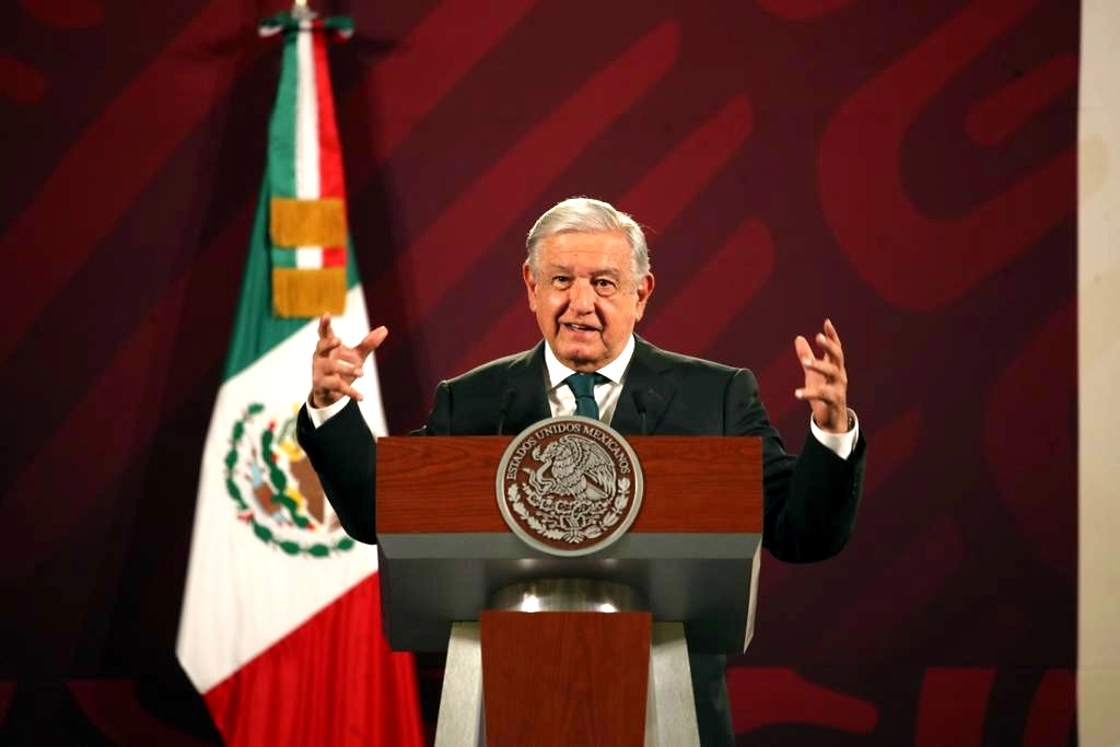 El presidente de México, Andrés Manuel López Obrador, a su llegada al Salón Tesorería en Palacio Nacional para su conferencia matutina, en la Ciudad de México, el 4 de abril de 2023. Foto Yazmín Ortega Cortés