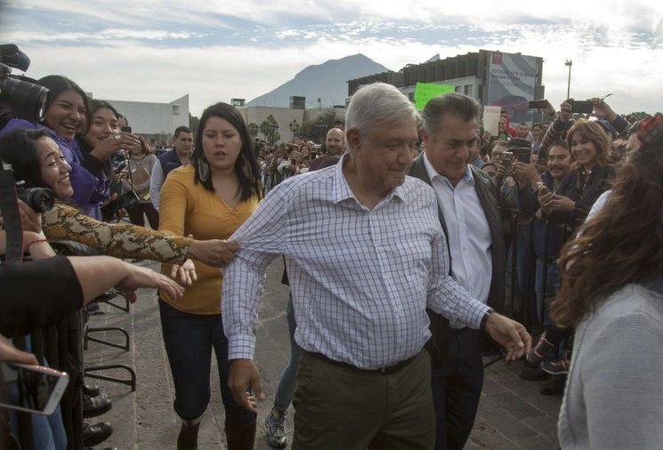 El presidente Andrés Manuel López Obrador concluyó su gira de trabajo por Coahuila y Nuevo León con un acto masivo en la Macroplaza de Monterrey. Foto Cuartoscuro