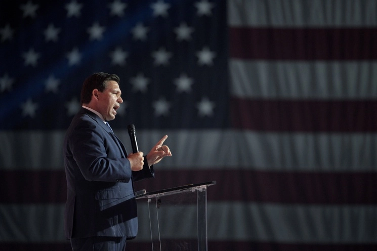Gobernador de Florida Ron DeSantis se dirige a los asistentes durante la Cumbre de Acción Estudiantil de Turning Point USA, el 22 de julio de 2022, en Tampa, Florida. Foto Ap
