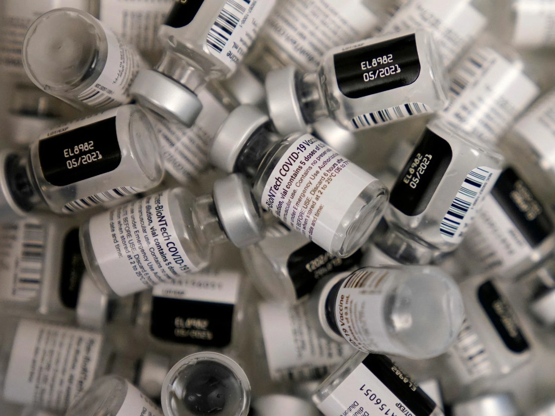 Frascos vacíos de la vacuna Pfizer-BioNTech contra Covid-19 en un centro de vacunación de la Universidad de Nevada en Las Vegas, Estados Unidos. Foto Ap / Archivo