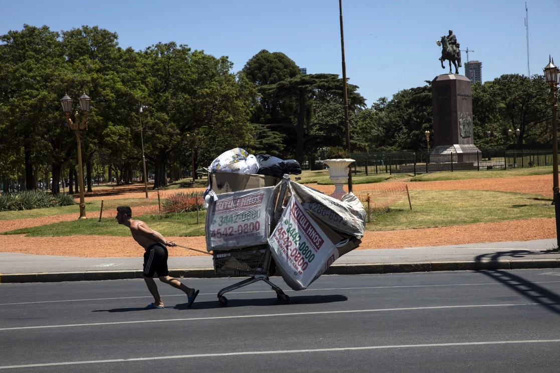 Un reciclador jala un carrito lleno de cartón usado en Buenos Aires, Argentina. Foto Ap / Archivo